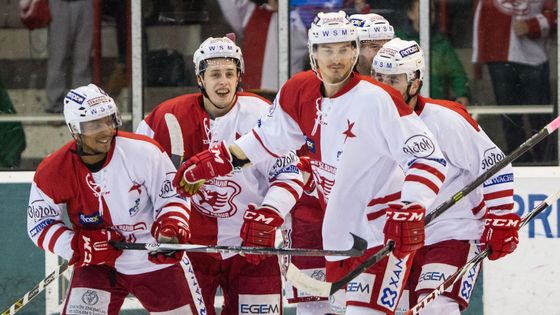 Šlágr první hokejové ligy, druhé nejvyšší domácí soutěže, ovládla v Edenu pražská Slavia, která porazila Jágrovo Kladno 4:2. Podívejte se na galerii z utkání.