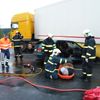 Auto skončilo pod návěsem kamionu