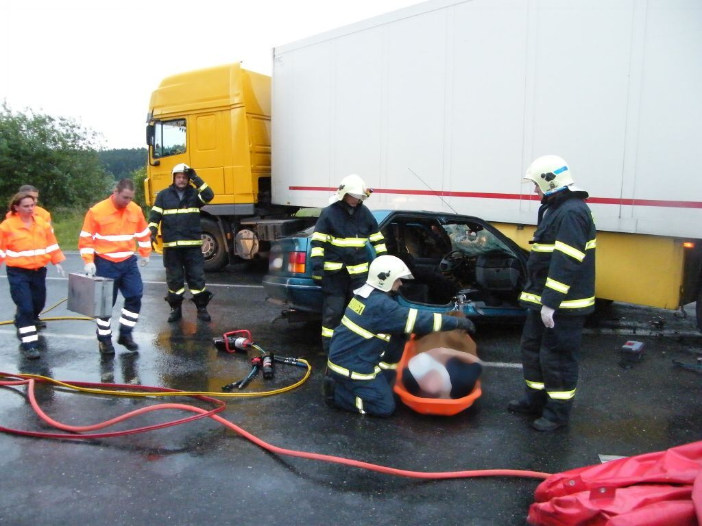 Auto skončilo pod návěsem kamionu