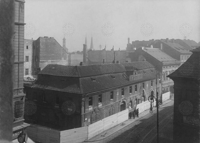 Celkový pohled z výšky na dům čp. 1072 (hotel "U Černého orla") v ulici Na Poříčí na Novém Městě při bourání. Rok 1913