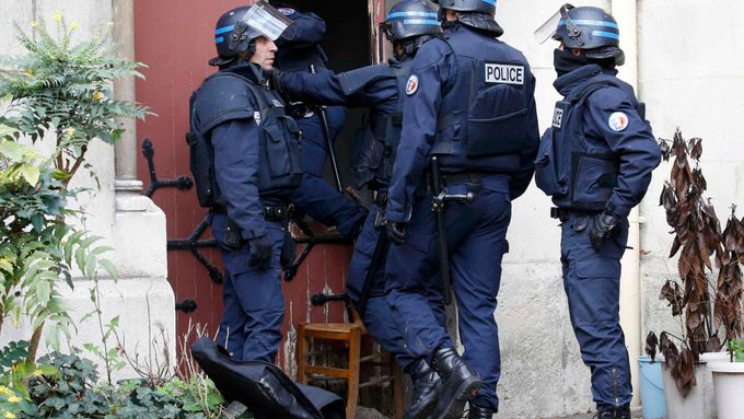 Speciální policejní komando zasahuje na předměstí St. Denis.