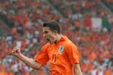 Nizozemský útočník Robin van Persie oslavuje gól, který právě vstřelil do sítě Pobřeží slonoviny.
