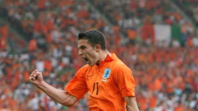Nizozemský útočník Robin van Persie oslavuje gól, který právě vstřelil do sítě Pobřeží slonoviny.