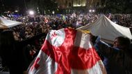 Podle britské stanice BBC se v pondělí v ulicích Tbilisi shromáždily desítky tisíc demonstrantů, mezi nimi mnoho studentů.