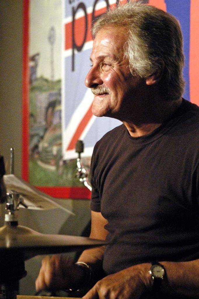 Původní bubeník Beatles Pete Best (snímek z vystoupení v Marylandu v roce 2006).