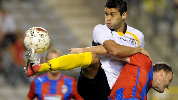 Fotbalista Viktorie Plzeň František Ševinský fauluje Hamdího Harbavího z Lokerenu v utkání Evropské ligy 2012/13