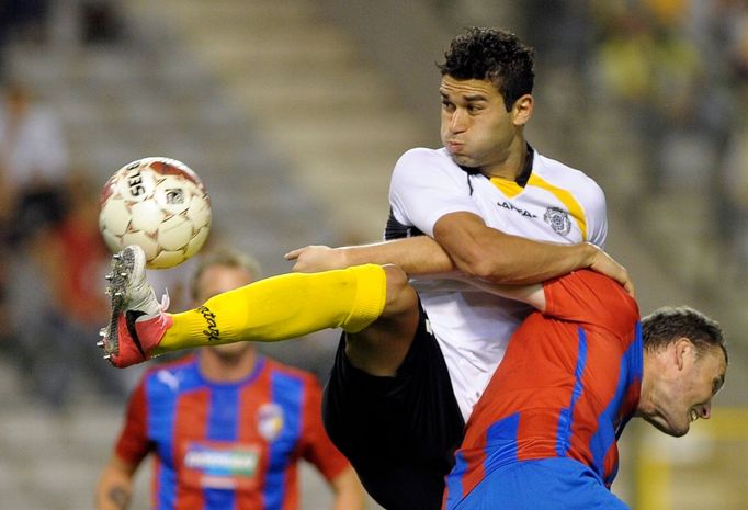 Fotbalista Viktorie Plzeň František Ševinský fauluje Hamdího Harbavího z Lokerenu v utkání Evropské ligy 2012/13