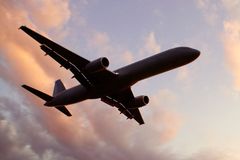 Unikátní video: Pilot letadla musel přistát bez předních kol. Nefungovala