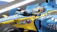 Fernando Alonso s Renaultem na trati kvalifikace GP Brazílie.