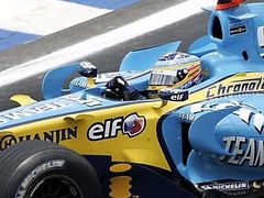 Vzpomínka na zlaté časy - Fernando Alonso v kokpitu Renaultu.