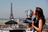 V neděli večer zašla s týmem i spoluhráčkou Kateřinou Siniakovou na večeři a na šampaňské, v pondělí ráno už se ale hlásila na tradiční pařížské focení s trofejí. V jejím případě tedy s trofejemi.