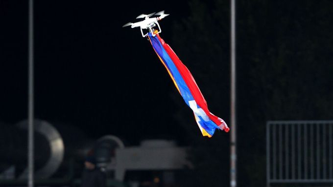 Dron při utkání Evropské ligy Dudelange - Karabach