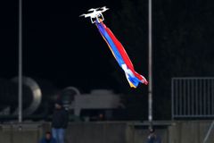 Sestřelte dron. Stroj narušil utkání Evropské ligy, trefit se ho snažili i fotbalisté
