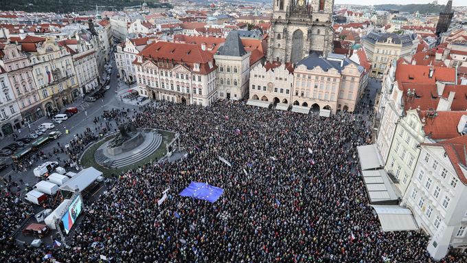 V podělí 6. května se sešlo asi 25 tisíc občanů na Staroměstském náměstí v Praze. Nemálo nelhostejných, což nejspíš Babišovi není lhostejné (Zemanovi ano).