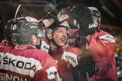 Sparta zahájila Spengler Cup výhrou nad Kanadou, ale trápil ji šampion NHL