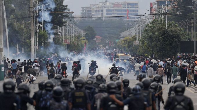 Nepálská policie použila v pondělí slzný plyn a gumové projektily, aby rozehnala dav několika tisíc demonstrantů, kteří se pokusili vniknout do parlamentu v Káthmándú.