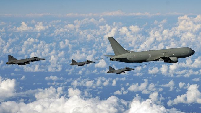 Doplňování paliva dvojicí JAS-39C Gripen z italského tankeru KC-767 při cestě na letiště Keflavík.
