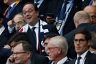 Přihlíželo nejen více než 80 000 diváků v hledišti a desítky milionů doma u televizních obrazovek, ale také francouzský prezident Francois Hollande a bývalý rozhodčí Pierluigi Collina.