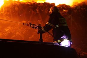 Hasiči bojují s hořící skládkou na Táborsku