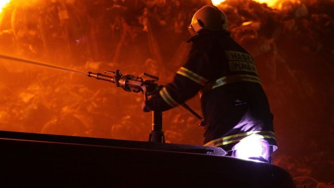 Hasiči bojují s hořící skládkou na Táborsku