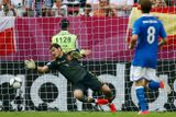 TÝM A: Brankář: IKER CASILLAS - Španělský kapitán prokázal svou extratřídu jak proti Italům, tak proti Chorvatům. Rekordman v počtu reprezentačních výher dostal ve třech utkáních základní skupiny jediný gól, od Itala Di Nataleho.