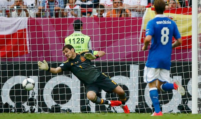 Iker Casillas chytá jednu ze střel Italů během utkání základní skupiny mezi Španělskem a Itálií na Euru 2012.