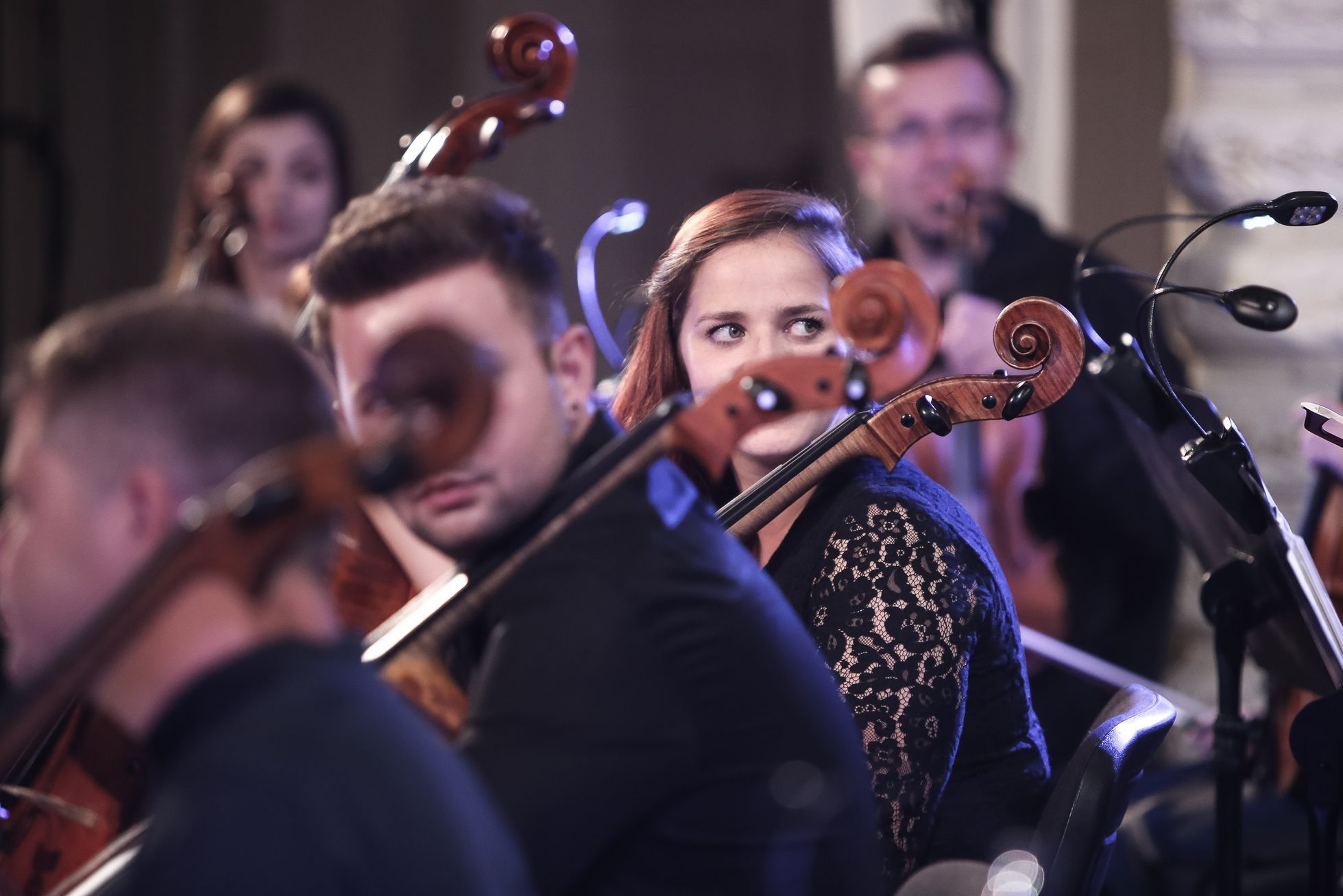 Čhavorenge, dětský romský sbor (vede Ida Kelarová) s Českou filharmonií na týdenní cestě po Rumunsku, koncert