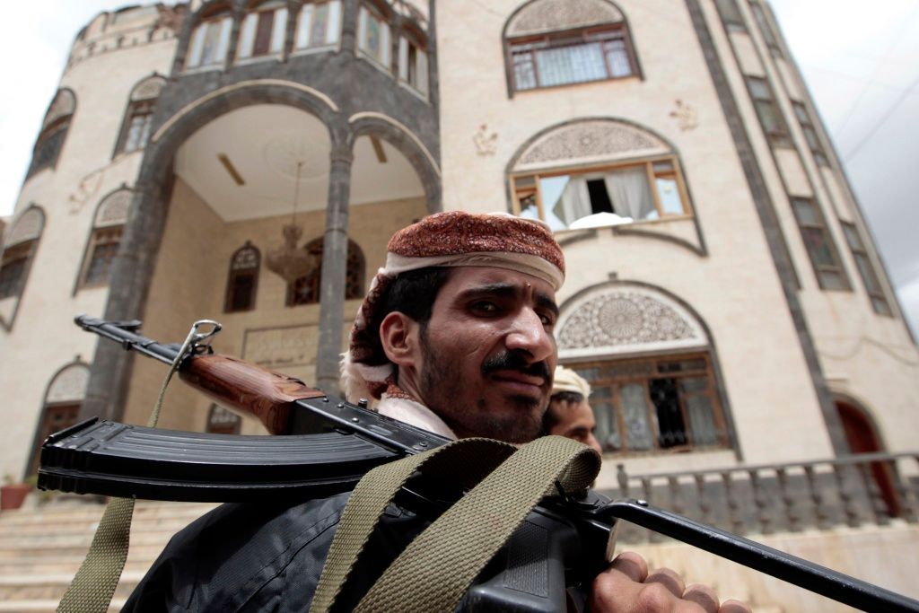 Jemen - stráže hlídající dům šajcha Sádika Ahmara