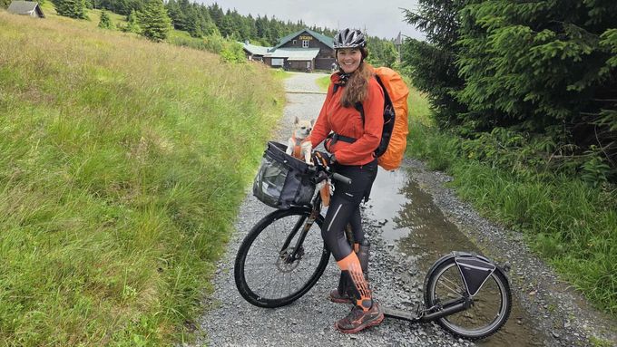 Veronika a Hačiko zdolávají Stezku Českem na koloběžce, kterou pojmenovali Čivavaběžka.