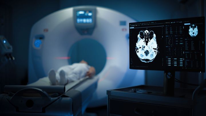 Křičela, ať to vypnou. Magnetická rezonance vtáhla muže s řetězem na krku, nepřežil; Zdroj foto: Shutterstock