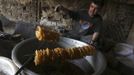 A man prepares special sweets at a small traditional factory ahead of the holy month of Ramadan in Kabul, July 8, 2013. Muslims around the world abstain from eating, drinking and conducting sexual relations from sunrise to sunset during Ramadan, the holiest month in the Islamic calendar. REUTERS/Omar Sobhani (AFGHANISTAN - Tags: RELIGION FOOD) Published: Čec. 8, 2013, 7:49 dop.