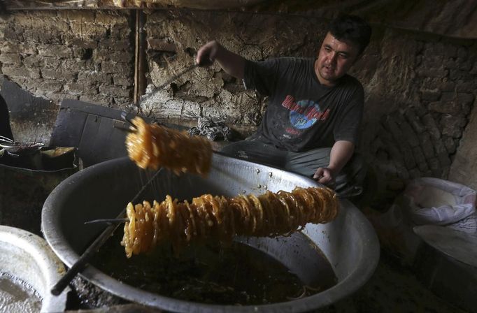 A man prepares special sweets at a small traditional factory ahead of the holy month of Ramadan in Kabul, July 8, 2013. Muslims around the world abstain from eating, drinking and conducting sexual relations from sunrise to sunset during Ramadan, the holiest month in the Islamic calendar. REUTERS/Omar Sobhani (AFGHANISTAN - Tags: RELIGION FOOD) Published: Čec. 8, 2013, 7:49 dop.