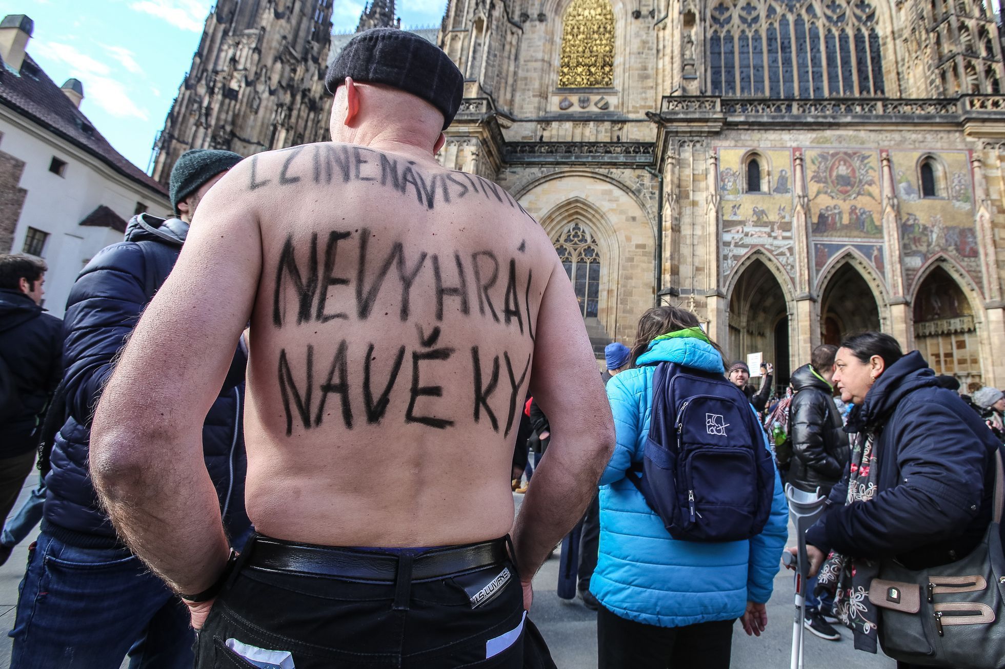 Inaugurace prezidenta Miloše Zemana - dění před Hradem, protesty i oslavy