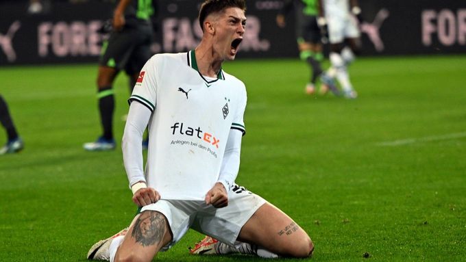 Tomáš Čvančara z Borussie Mönchengladbach slaví gól v síti Wolfsburgu
