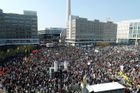 Demonstrace v Berlíně, kde za posledních deset let nájmy stouply o zhruba 90 procent, začala v poledne.