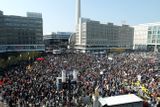 Demonstrace v Berlíně, kde za posledních deset let nájmy stouply o zhruba 90 procent, začala v poledne.