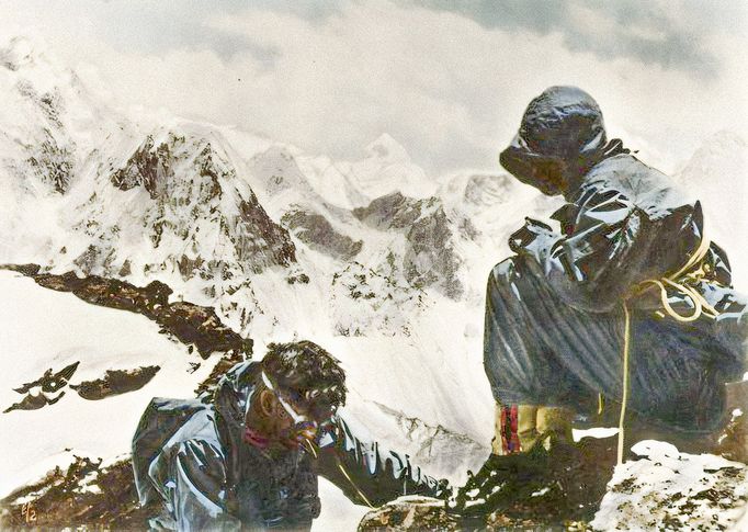 Expedice během výstupu na Everest na jaře roku 1953. Záběr z  dokumentárního filmu "Dobytí Everestu", který v roce 1953 uvedl do kin režisér George Lowe.