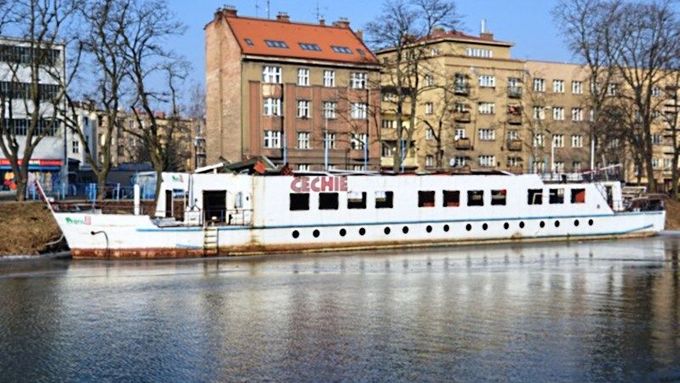 Restauraci a hotel na lodi Čechie hojně navštěvovali místní občané i zahraniční turisté, v posledních letech již jen bezdomovci.