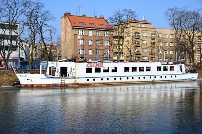 Restauraci a hotel na lodi Čechie hojně navštěvovali místní občané i zahraniční turisté, v posledních letech již jen bezdomovci.