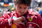 V rudých boxech znovu sršely emoce. To je vtip, stěžoval si Leclerc v Imole
