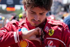 V rudých boxech znovu sršely emoce. To je vtip, stěžoval si Leclerc v Imole