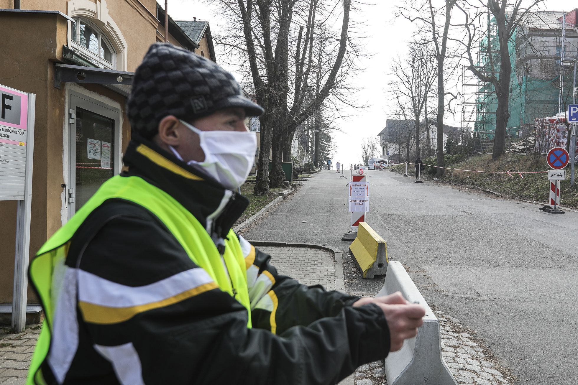 Koronavirus, COVID - Uzavřená Nemocnice Liberec, checkpoint, drive-in kontrola, medik, zdravotník
