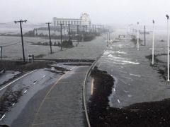 Zaplavená silnice poblíž Atlantic City.