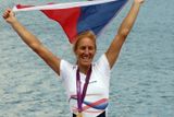 Česká veslařka Miroslava Knapková slaví zlatou medaili ve skifu. Do cíle dojela v čase 7:54:37.