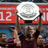 Fotbalista Vincetnt Kompany slaví vítězství anglického superpoháru Community Shield 2012 mezi Manchesterem City a Chelsea.