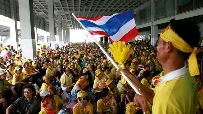 Odpůrci thajské vlády před jejím novým provizorním sídlem na bangkockém letišti Don Muang