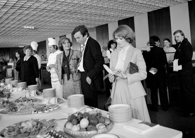 Jana Dítětová, Nina Jiránková, František Němec a Kateřina Macháčková v seriálu Rozpaky kuchaře Svatopluka.