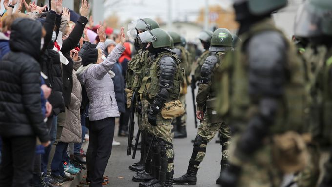 Těžkooděnci v běloruském Minsku účastníky rozháněli a zatýkali.