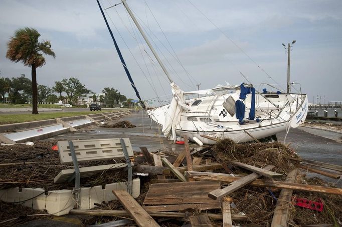 Debris litters the Pass Christian Harbor after Hurricane Isaac passed through Pass Christian, Mississippi, August 30, 2012. REUTERS/Michael Spooneybarger (UNITED STATES - Tags: ENVIRONMENT DISASTER) Published: Srp. 31, 2012, 12:41 dop.