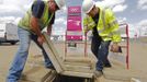 Fibre jointers Mark Richardson (L) and Andrew Shaddick work near the Riverbank Arena in the London 2012 Olympic Park at Stratford in London July 12, 2012. Preparations for the London Olympics have put Britain's intelligence agencies under significant pressure, as the country stages its largest ever peacetime security operation, MPs said on Thursday. REUTERS/Luke MacGregor (BRITAIN - Tags: SPORT OLYMPICS BUSINESS CONSTRUCTION) Published: Čec. 12, 2012, 5:23 odp.